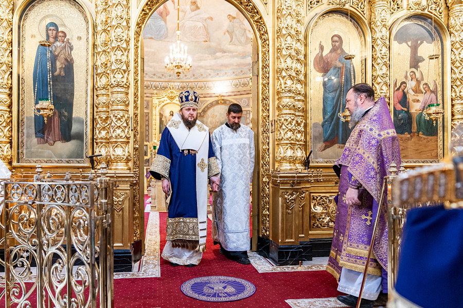Божественная литургия в праздник Воздвижения Креста Господня в Троицком кафедральном соборе Подольска